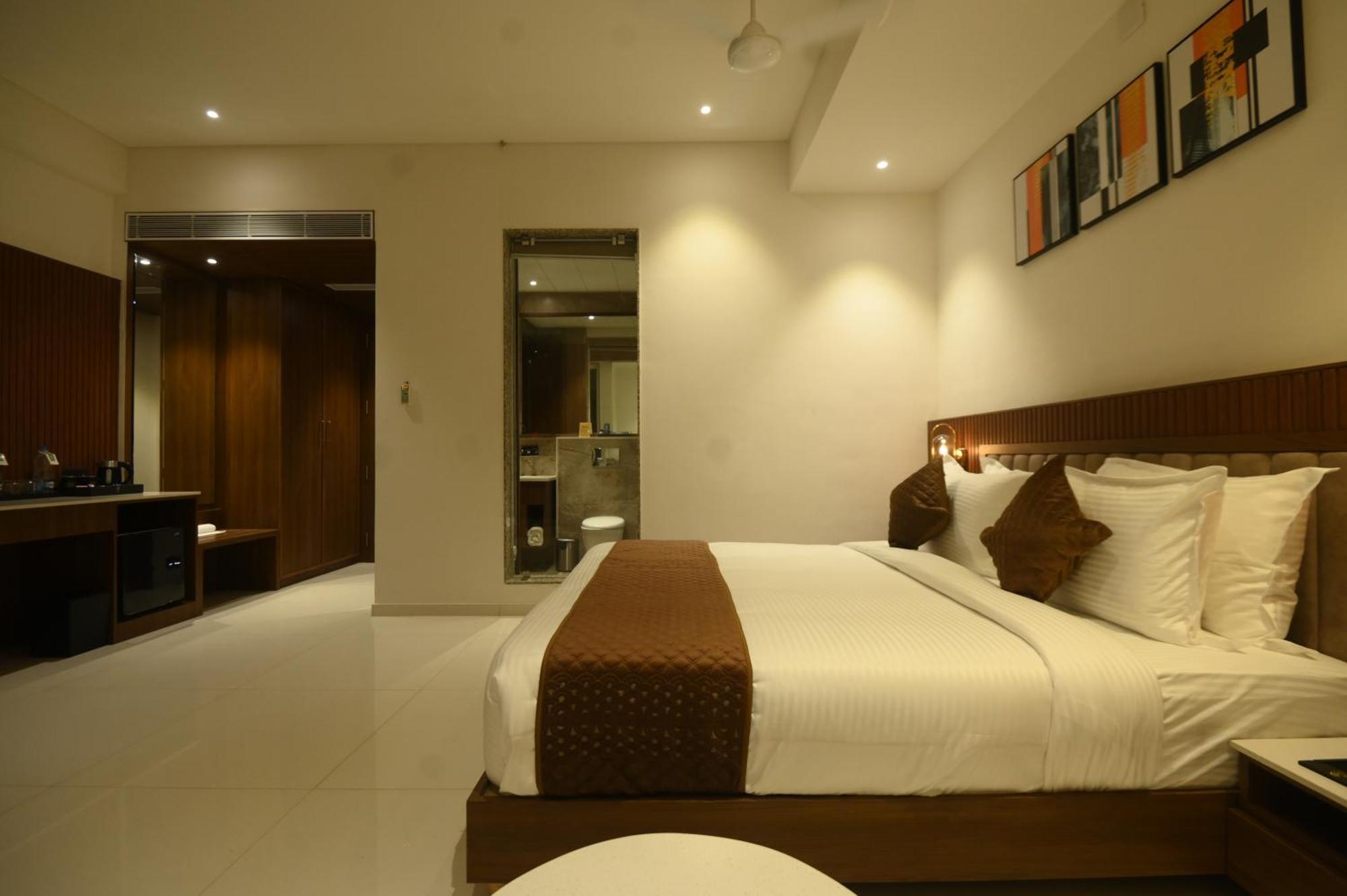 Kings Kraft Tremezzo Inn, Somnath Exterior photo